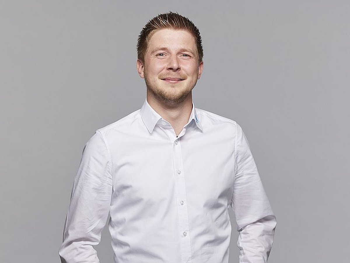 Ein Portraitfoto unseres Vertriebsaußendienstlers Kevin Schnichels.