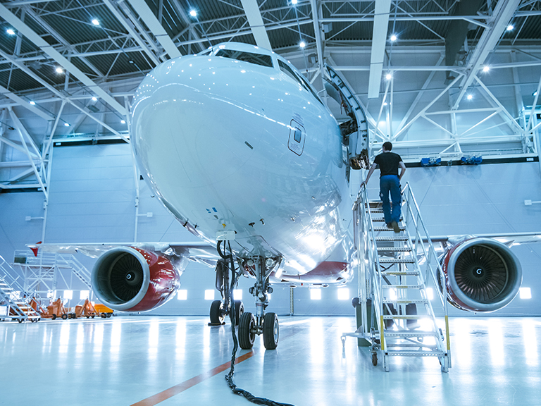 Ein Flugzeug steht in einem Hangar.