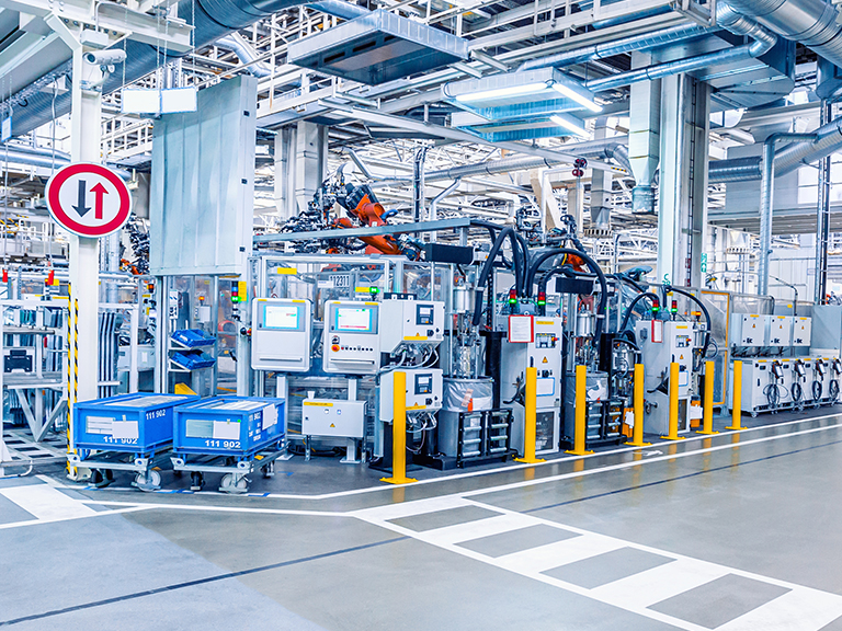 Eine Industrieanlage in einer Fertigungshalle.
